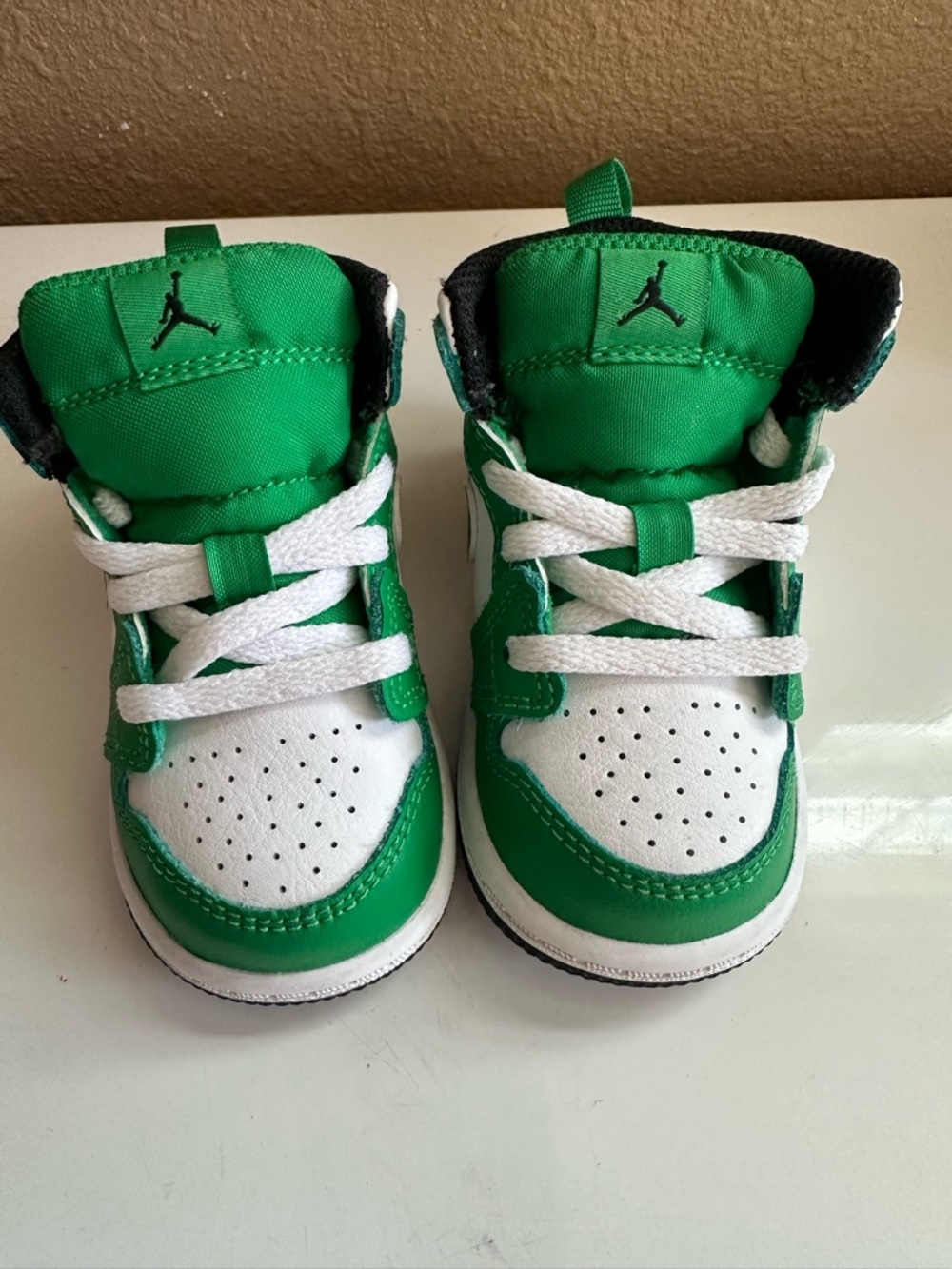 Nike sz 4c. Jordan Green & White Baby High-Top Sneakers nwot. No box.